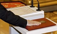 Рука Президента на Конституции РФ